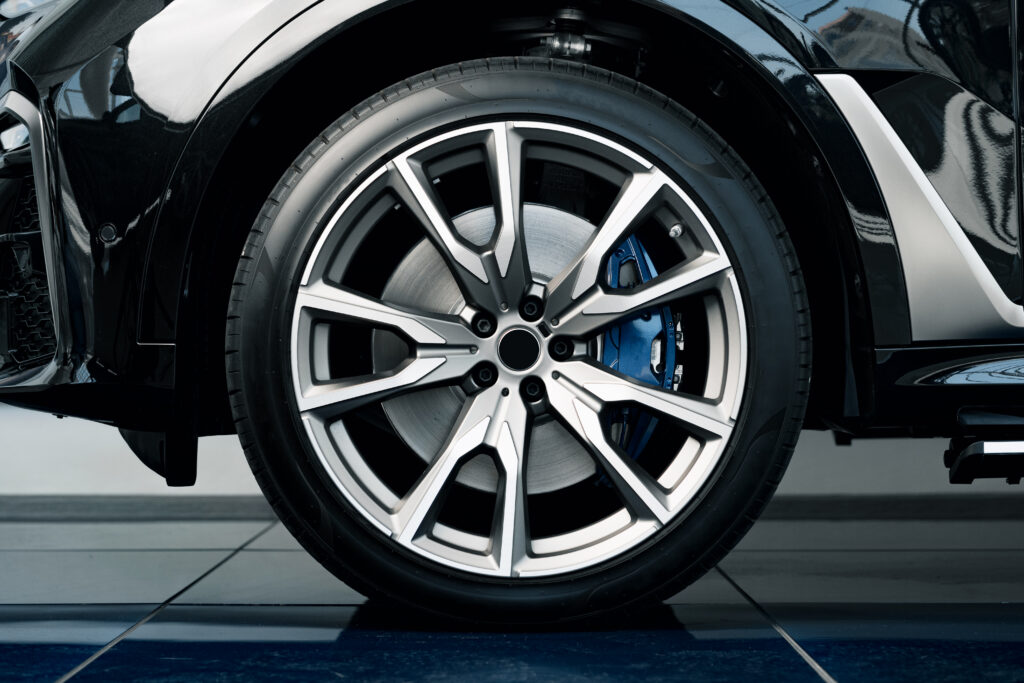 aluminium rim of luxury car wheel close up 2026 01 09 06 35 03 utc